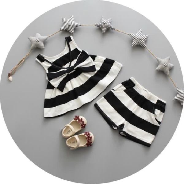 Бебешки комплект в бяло и черно: потник и къси панталони