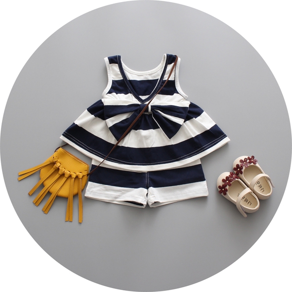 Бебешки комплект в бяло и черно: потник и къси панталони