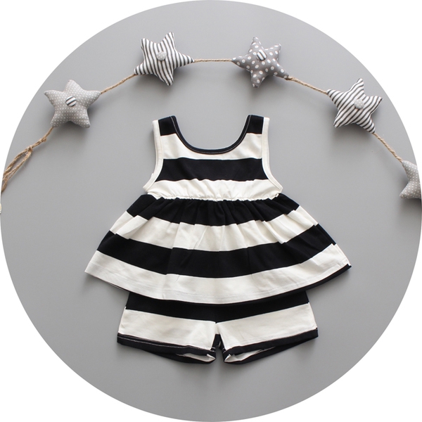 Бебешки комплект в бяло и черно: потник и къси панталони