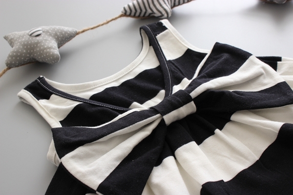 Бебешки комплект в бяло и черно: потник и къси панталони