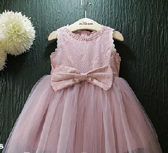 Детска розова рокличка с органза и дантела един модел.