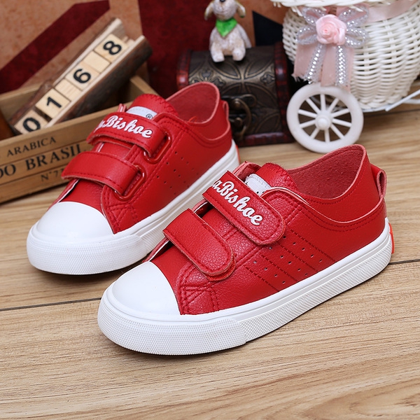 Детски кецове за момчета  от изкуствена кожа в бял,червен и черен цвят.