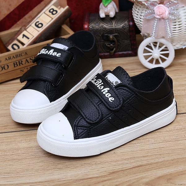 Детски кецове за момчета  от изкуствена кожа в бял,червен и черен цвят.