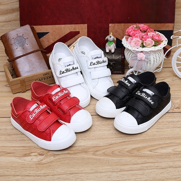 Детски кецове за момчета  от изкуствена кожа в бял,червен и черен цвят.