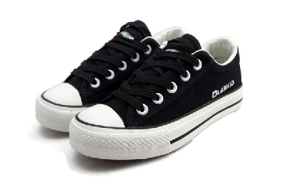 Λευκά και μαύρα παιδικά πάνινα παπούτσια για αγόρια.