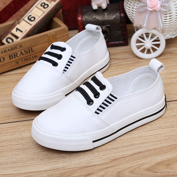 Ελαφρά παπούτσια παιδικά από τεχνητό δέρμα για αγόρια - λευκά και μαύρα.