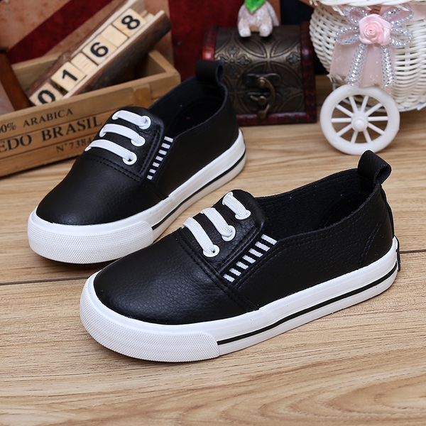 Ελαφρά παπούτσια παιδικά από τεχνητό δέρμα για αγόρια - λευκά και μαύρα.