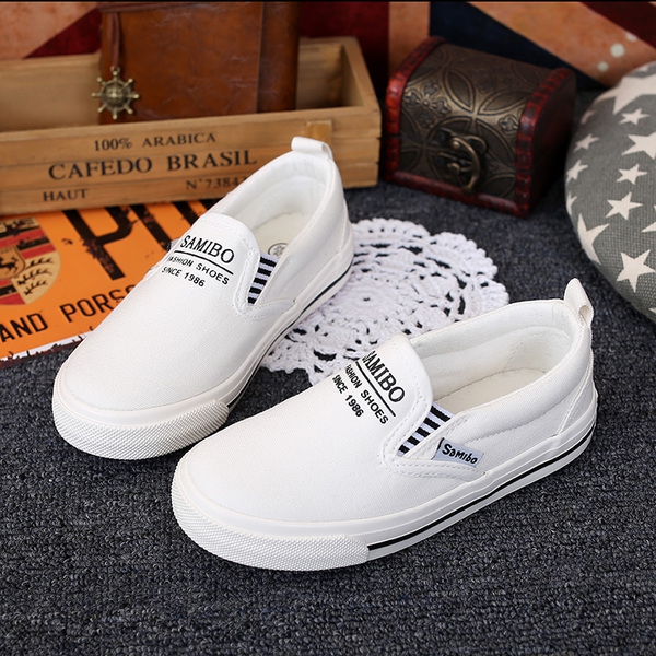 Пролетни детски кецове за момчета в четири цвята.