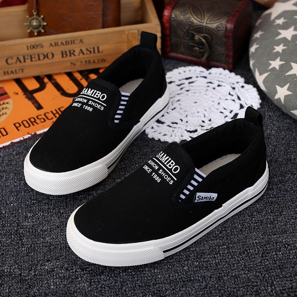 Пролетни детски кецове за момчета в четири цвята.