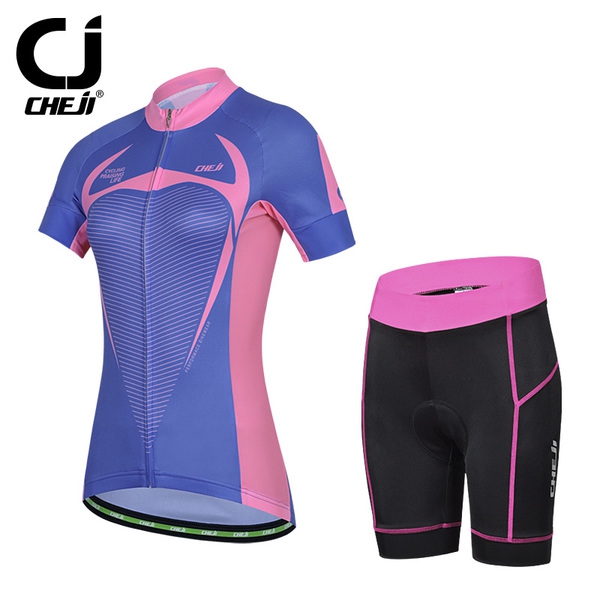 Γυναικεία αθλητικά σετ ποδηλασίας : μαύρα σορτς και έγχρωμο μπουφάν 