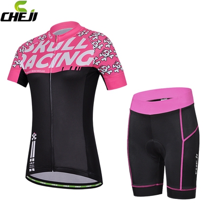 Γυναικεία αθλητικά σετ ποδηλασίας : μαύρα σορτς και έγχρωμο μπουφάν 