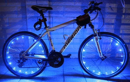 LED светлина за гуми на велосипед - 1 брой  на батерии в розов,син,бял,червен и зелен цвят