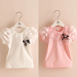 Παιδικά t-shirts για κορίτσια σε δύο χρώματα με δαντέλα και κορδέλα.