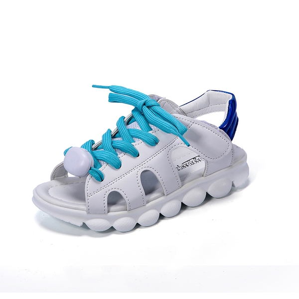 σανδάλια των παιδιών με μαλακό και άνετο γλώσσας στα λευκά