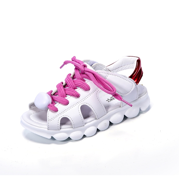 σανδάλια των παιδιών με μαλακό και άνετο γλώσσας στα λευκά