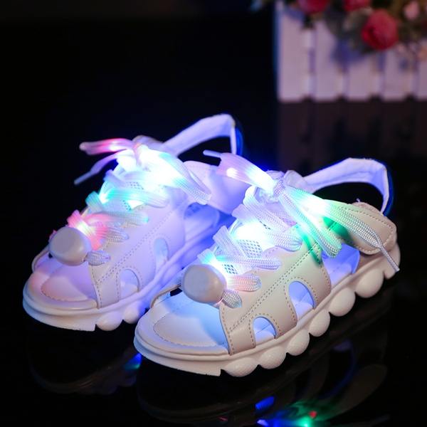 σανδάλια των παιδιών με μαλακό και άνετο γλώσσας στα λευκά