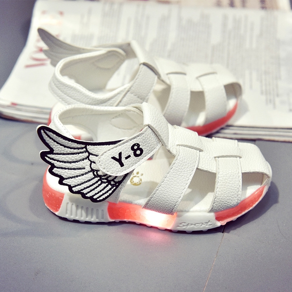 Παιδικά σανδάλια για τα κορίτσια και τα αγόρια