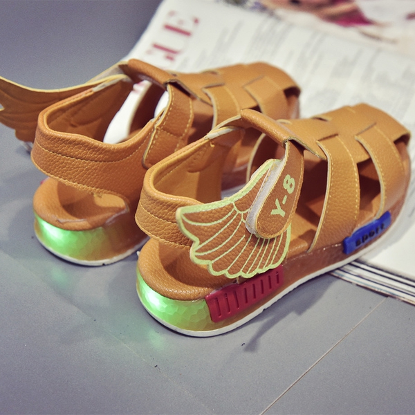 Παιδικά σανδάλια για τα κορίτσια και τα αγόρια