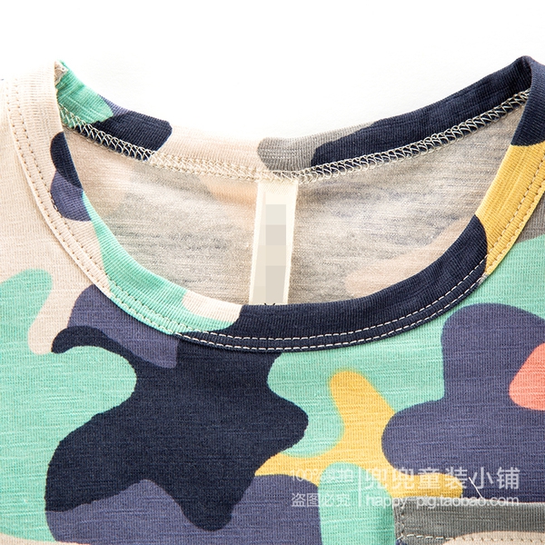 Παιδικό καμουφλάζ t-shirt για τα αγόρια ένα μοντέλο.