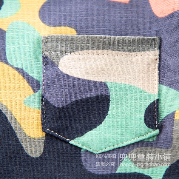 Παιδικό καμουφλάζ t-shirt για τα αγόρια ένα μοντέλο.