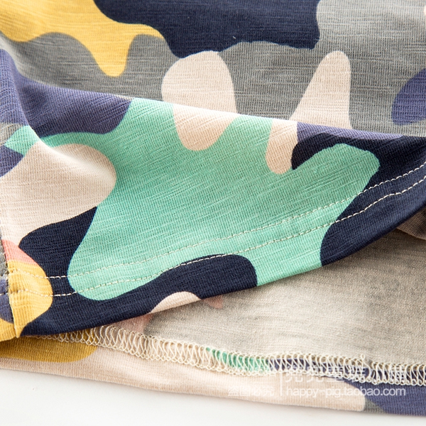 Παιδικό καμουφλάζ t-shirt για τα αγόρια ένα μοντέλο.