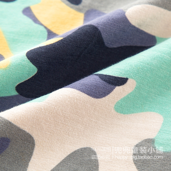 Παιδικό καμουφλάζ t-shirt για τα αγόρια ένα μοντέλο.