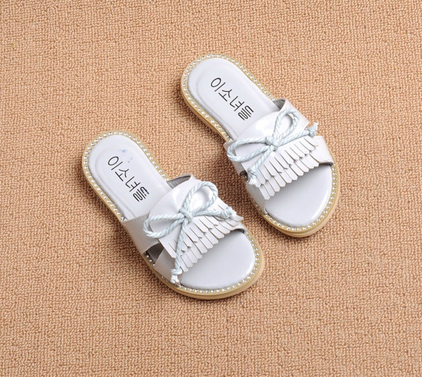 Детски  лачени чехли за момичета с ресни в бял,черен и червен цвят.