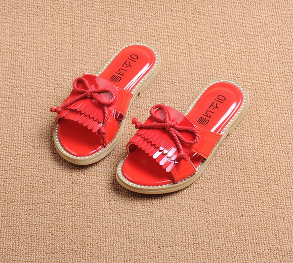 Детски  лачени чехли за момичета с ресни в бял,черен и червен цвят.