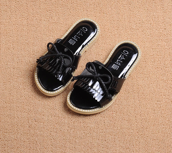 Детски  лачени чехли за момичета с ресни в бял,черен и червен цвят.