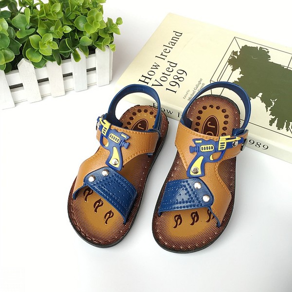 Два модела детски сандали за момчета от изкуствена кожа.