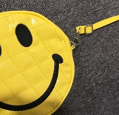 Дамска мини чанта " Емотикона Усмивка " - с мека повърхнсот от изкуствна кожа за през рамо Smile