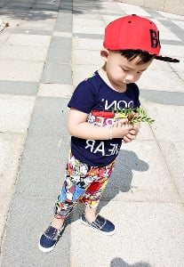 Детски  цветен комплект с къс ръкав и къси панталонки