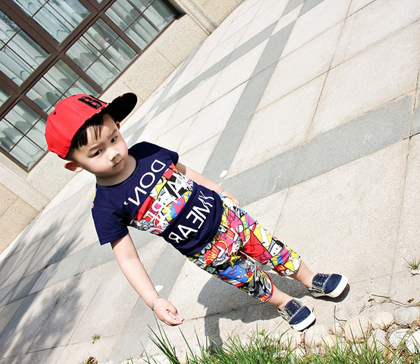 Детски  цветен комплект с къс ръкав и къси панталонки