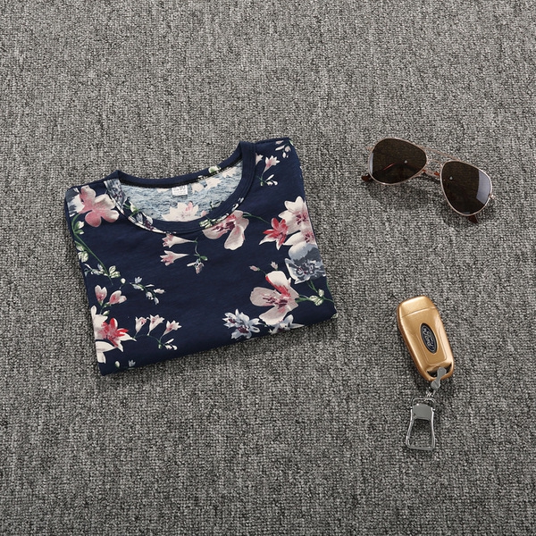 Детска тъмно синя тениска за момчета с флорални мотиви.