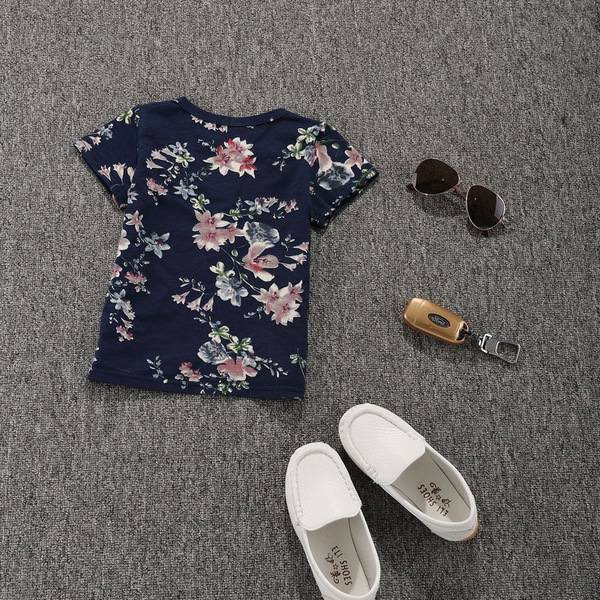 Детска тъмно синя тениска за момчета с флорални мотиви.