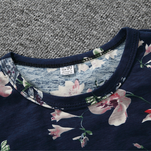 Детска тъмно синя тениска за момчета с флорални мотиви.