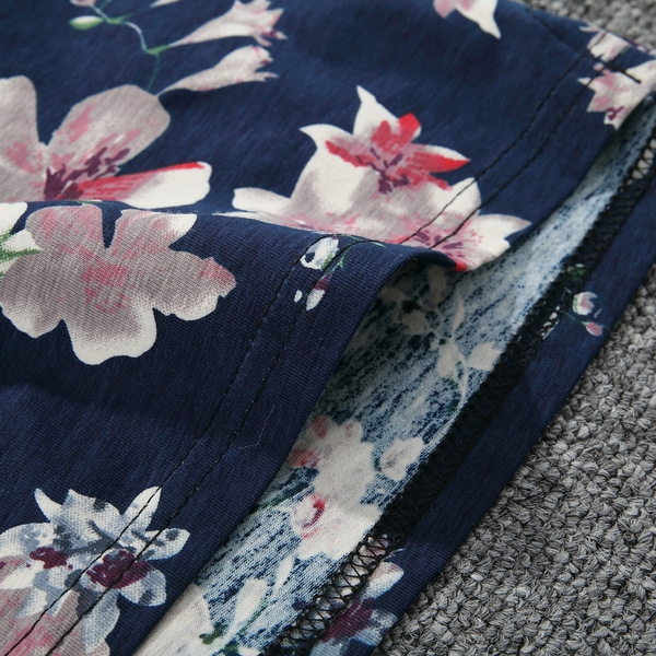 Детска тъмно синя тениска за момчета с флорални мотиви.