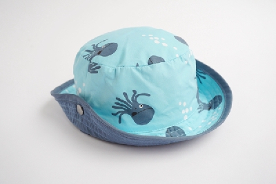 Детска шапка в син цвят за момчета с октопод подходяща за плаж и море