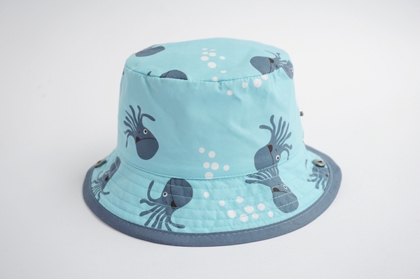 Детска шапка в син цвят за момчета с октопод подходяща за плаж и море