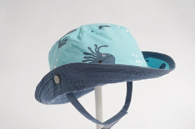 Детска шапка в син цвят за момчета с октопод подходяща за плаж и море