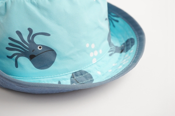 Детска шапка в син цвят за момчета с октопод подходяща за плаж и море