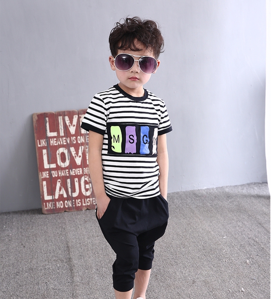 Детски летен комплект за момчета един модел.