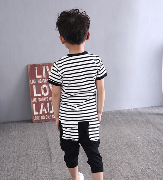 Детски летен комплект за момчета един модел.