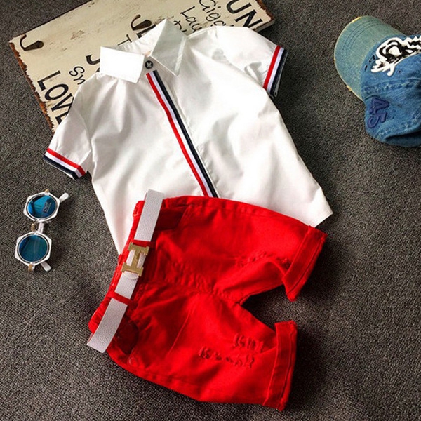 Детски летен комплект за момчета- бяла тениска и червени панталони.