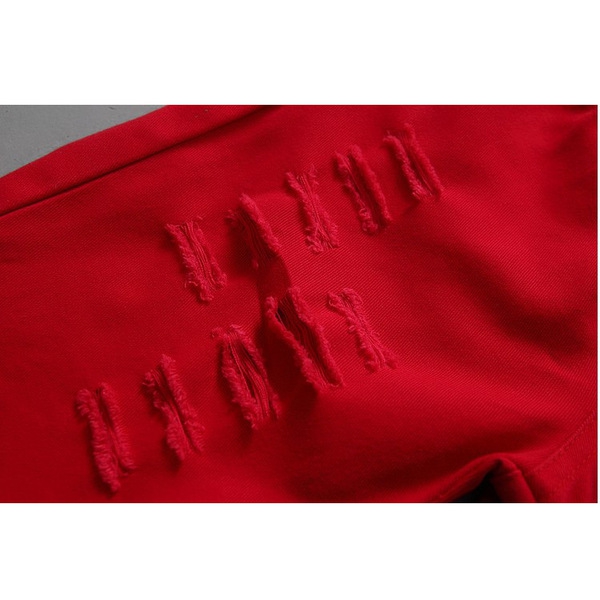 Детски летен комплект за момчета- бяла тениска и червени панталони.