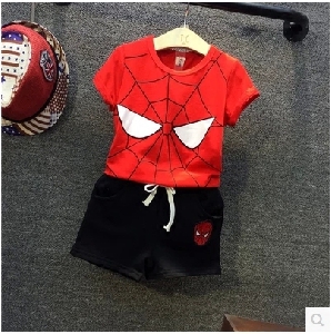 Spider-Man детски комплект за момчета червена тениска и черни панталони.