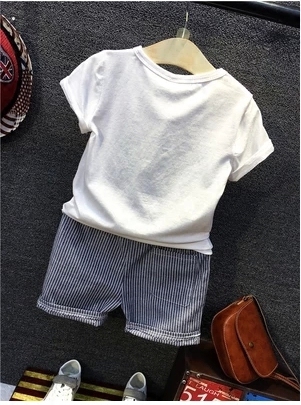 Детски комплект за момчета с анимация динозавър на тениската.