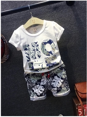 Детски комплект за момчета с интересен принт-един модел.