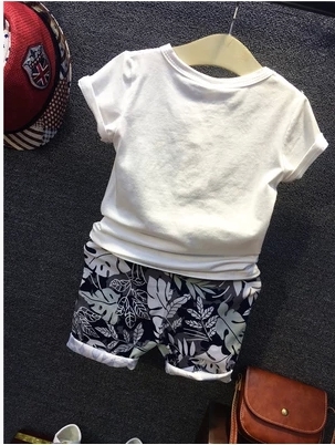 Детски комплект за момчета с интересен принт-един модел.