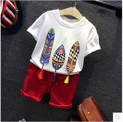 Ένα ενδιαφέρον παιδικό μπλουζάκι με φτερά και κόκκινα σορτς.